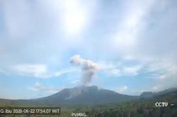 Gunung Ibu Erupsi, Muntahkan Kolom Abu Tebal Setinggi 800 Meter