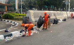 Pasukan Oranye Langsung Bersihkan Jalan usai Massa Demo Dukung MBG di Jakpus Bubar