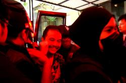 Roy Suryo Tiba di Polda Metro jelang Pelimpahan, Kepalkan Tangan