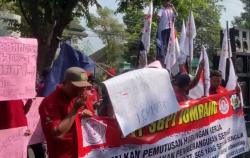 Kena PHK, 1.000 Buruh Pabrik Demo di Kantor Bupati Jombang