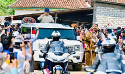 Prabowo Disambut Antusias Warga saat Tiba di Sampang Madura