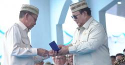 Prabowo Dianugerahi Penghargaan Adhi Bhakti Tani Nelayan Maha Utama di Gorontalo