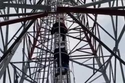 Menegangkan! Pria di Bandar Lampung Panjat Tower 52 Meter, Mau Turun usai Dibujuk Istri