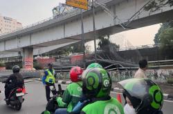 Truk Trailer Terbalik di Fly Over Tomang, Sejumlah Muatan Besi Jatuh ke Jalur Arteri