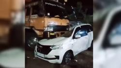 Sopir Ugal-ugalan, Truk Kontainer Tabrak Avanza hingga Ringsek di Maros