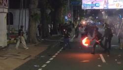 Aksi Demo di Surabaya Ricuh, Massa Rusak Gedung Grahadi