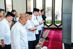 Momen Jokowi Salat Jumat sebelum Blusukan di Lampung
