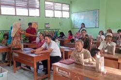 Momen Hangat Ayah Ambil Rapor Sekolah di Cirebon, Anak-Anak Senyum Bangga