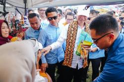 Hari Terakhir Blusukan di Lampung, Jokowi Borong Produk UMKM hingga Bertemu Teman Kuliah