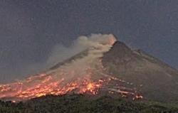 Gunung Merapi Luncurkan Awan Panas Guguran Malam Ini, Status Siaga