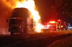 Truk Terbakar di Tol Semarang-Salatiga, Muatan Spring Bed dan Pakaian Ludes Dilalap Api