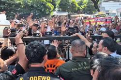 Ricuh usai Sidang Bupati Pati Nonaktif Sudewo, Massa Pendukung Adang Mobil Tahanan