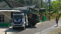 Mengerikan! Truk Towing Bermuatan Alat Berat Meluncur Mundur Tabrak Masjid di Kulonprogo