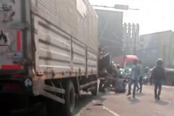 Geger! Truk Tabrak Sejumlah Motor di Bekasi: 1 Tewas, 5 Luka-Luka