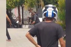 Viral Pria Mengamuk Bawa Pegang di SPBU Kendari, Emosi Antrean Panjang Isi BBM
