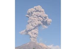 Gunung Lewotobi Laki-Laki Erupsi, Kolom Abu Capai 1.000 Meter Disertai Hujan Abu