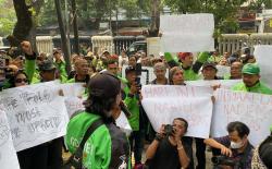 Puluhan Ojol Dukung Nadiem jelang Vonis: Sudah Ciptakan 4 Juta Lapangan Kerja!