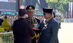 Momen Prabowo Potong Tumpeng dan Serahkan kepada Kapolri di Hari Bhayangkara