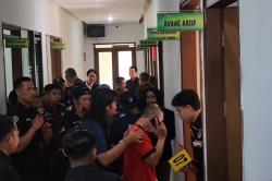 Taufik Hidayat Peragakan Siksa YTR, Aniaya Pakai Golok hingga Rokok