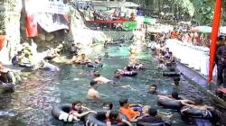 Sehari Jelang Ramadan, Warga Klaten Padusan di Umbul Sungai Omek