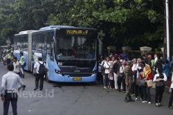 Ganjil Genap di Pintu Tol Cibubur 2, Penumpang TransJakarta Membludak
