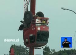 Kesulitan Evakuasi, Petugas Potong Bangkai Truk Jadi 3 Bagian
