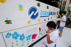 Sambut Hari Kartini, Anak Berkebutuhan Khusus Melukis di Badan Bus TransJakarta