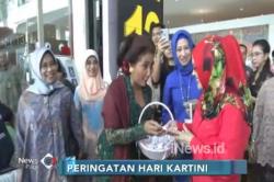 Hari Kartini, Menteri Susi Bagikan Cokelat di Bandara Soetta