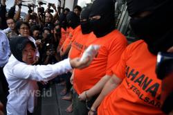Sambil Marah-Marah, Risma Ceramahi Bandar 5 Juta Pil Koplo