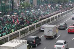 Ribuan Driver Ojek Online Tutup Jalan Gatot Soebroto