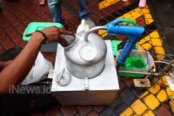 Komunitas Ini Daur Ulang Sampah Plastik Jadi Bahan Bakar Minyak