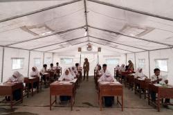 Semangat Korban Gempa Banjarnegara Ujian Nasional di Bawah Tenda Darurat