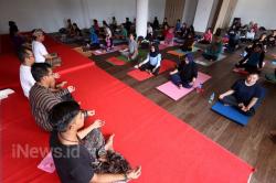 Sambut Hari Kartini, Puluhan Warga Surabaya Ikut Senam Campursari Yoga