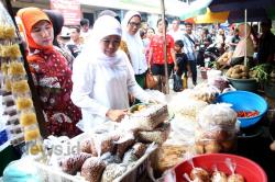 Khofifah Blusukan ke Pasar Kawasan Eks Lokalisasi Dolly