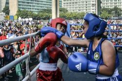 Seru, 2 Petinju Bertarung di Car Free Day