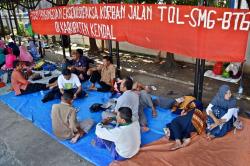 Korban Gusuran Tol Semarang-Batang Menginap di Gedung DPRD Kendal