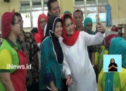 Puti Kunjungi Buruh Linting Rokok, Khofifah dan Emil Ziarah ke Makam Marsinah