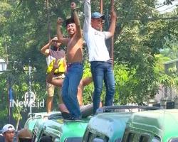 Gelar Aksi Mogok, Sopir Angkot Hibur Diri Joget dengan Polisi