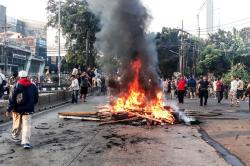 Warga Blokir Jalan Arteri Pondok Indah Protes Pengosongan Rumah Dinas TNI 