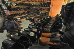 Rupiah Terus Melemah, Perajin Sepatu Kulit Sintetis Rugi
