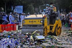 Jelang Ramadan Polres Serang Musnahkan 7.700 Botol Miras Oplosan