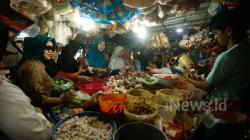 Suasana Belanja Kebutuhan Hari Pertama Ramadan di Pasar Pondok Labu