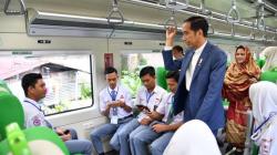 Presiden Jokowi Ajak Pelajar Coba Kereta Bandara Internasional Minangkabau