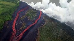 Pemandangan Menakjubkan Aliran Lahar Gunung Kilauea Hawaii Menuju Laut