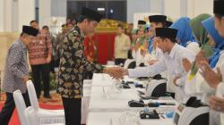 Presiden Jokowi dan Wapres JK Bayar Zakat di Istana Negara