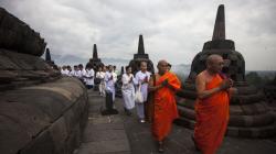 Umat Budha Gelar Ritual Doa Pagi Waisak di Candi Borobudur