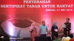 Presiden Jokowi Berikan Sertifikat Tanah kepada Warga Bekasi dan Jakarta Timur
