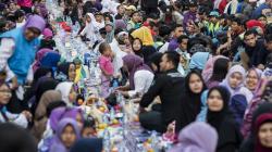 Ribuan Warga Bandung Ikut Buka Puasa Bersama on The Street