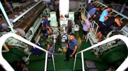 Perawatan Alutsista, Prajurit TNI AL Cek Berkala Mesin KRI Makassar 590