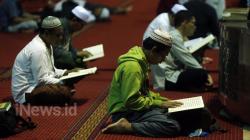 Umat Muslim Mencari Malam Lailatul Qadar di Masjid Istiqlal